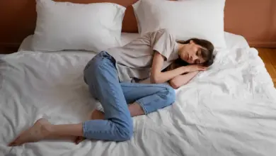 Como aliviar dor nas costas de ficar deitado