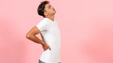 Como é a dor de cifose