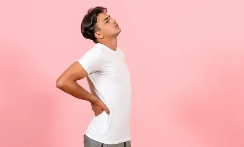 Como é a dor de cifose